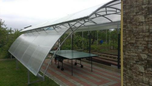 Как выбрать навес из поликарбоната под свой дом. Как выбрать поликарбонат для навеса: какой лучше и надежнее?