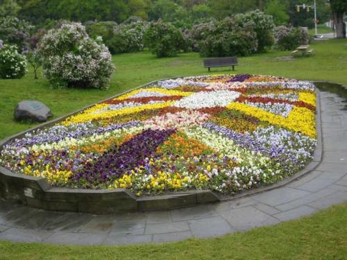 Клумба из кирпича. Клумбы из кирпича: оригинальные постройки кирпичных клумб. Инструкции и схемы по сооружению своими руками (фото + видео)