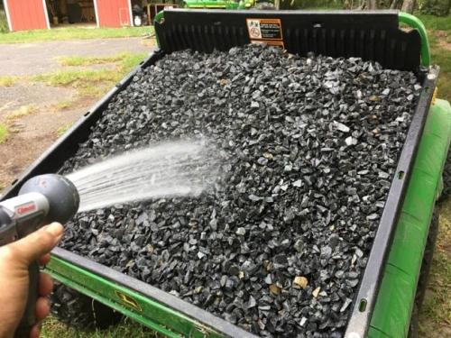 Как засыпать клумбу камнями. Технология покраски щебня