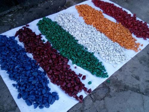 Как засыпать клумбу камнями. Технология покраски щебня