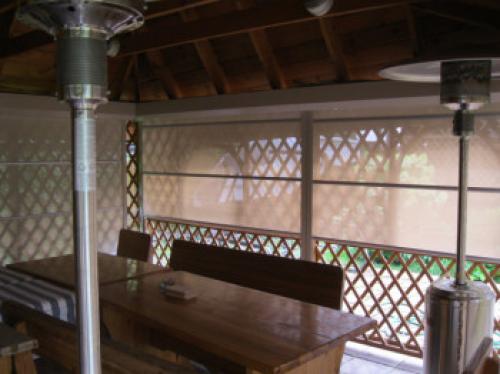 Рулонные уличные шторы для открытой веранды. Особенности рулонных изделий