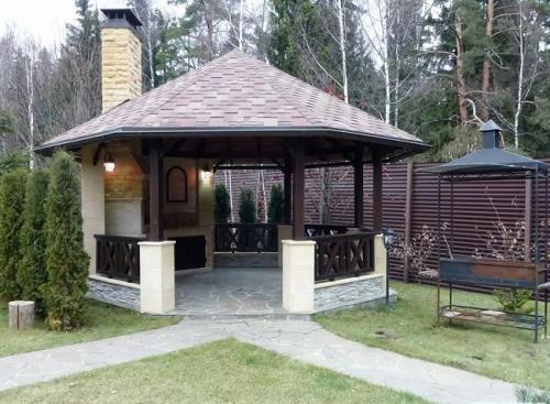 Закрытая зона барбекю. Варианты компоновки барбекю под навесом