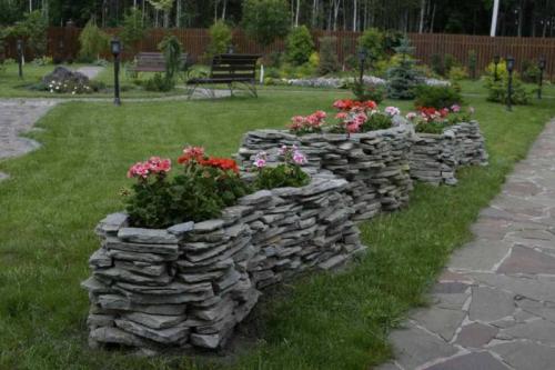 Как расположить камни на сетке для красивого внешнего вида. Клумба из камней своими руками — фото изготовления и оформления клумбы из декоративного, бордюрного камня