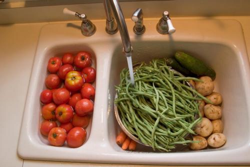 Каким мылом мыть овощи и фрукты. Как правильно мыть?