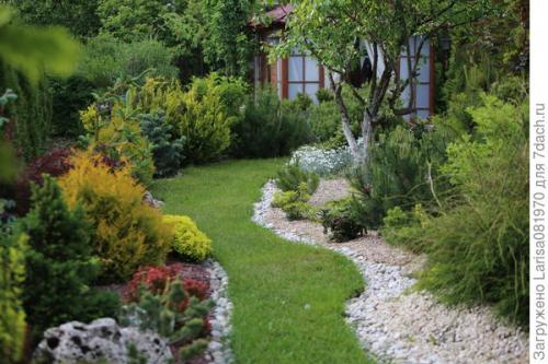 Можно ли использовать большие камни в небольшом саду, и если да то как. Простой способ мульчирования без снятия дёрна и создание сада лёгкого ухода