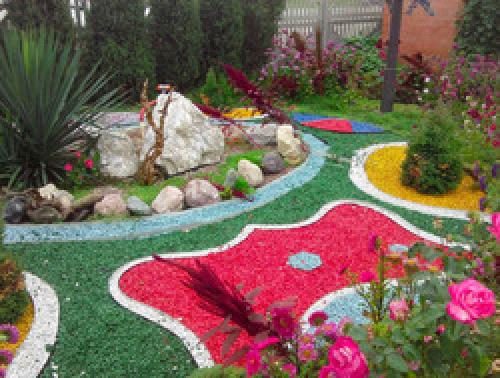 Можно ли красить или обрабатывать валуны для дизайна. Как покрасить декоративный щебень для клумб?