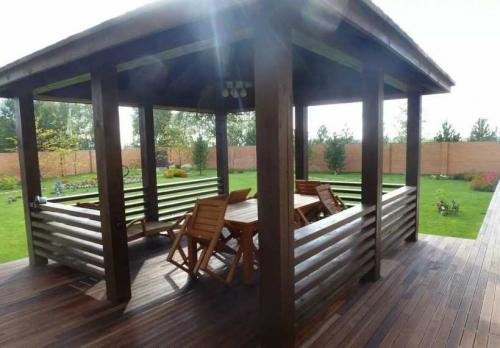 Деревянная беседка на дачу. Беседка из дерева — плюсы и минусы материала, типы беседок, мастер-класс по изготовлению и сборке своими руками