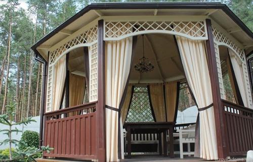 Как закрепить шторы на террасе от ветра. Тканевые шторы для беседки