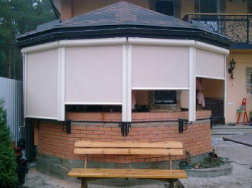 Рулонные уличные шторы для открытой веранды. Особенности рулонных изделий