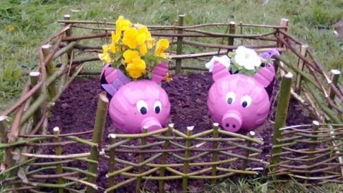 Применение 5-ти литровых пластиковых бутылок. 8 нестандартных идей использования 5-литровых пластиковых бутылок на даче