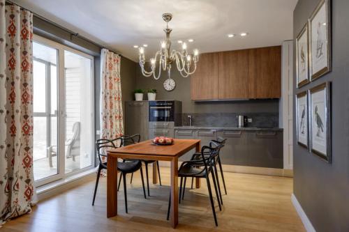 Как выбрать римские шторы на кухню? Плюсы римских штор для кухни 02 Как выбрать римские шторы на кухню? Плюсы римских штор для кухни 02