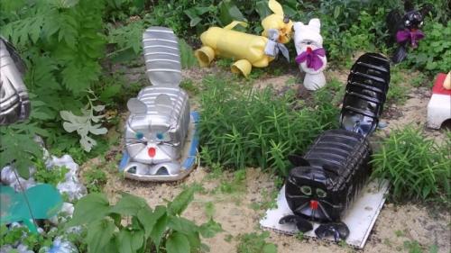 Клумбы из 5 литровых пластиковых бутылок. Клумба из бутылок — мастер-класс изготовления оригинальных клумб. 120 фото оформления клумбы при помощи пластика