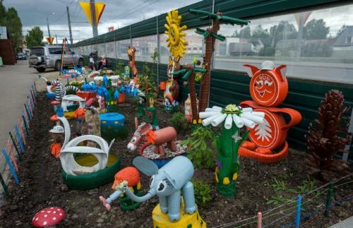 Клумбы из 5 литровых пластиковых бутылок. Клумба из бутылок — мастер-класс изготовления оригинальных клумб. 120 фото оформления клумбы при помощи пластика