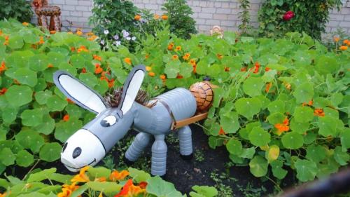 Клумбы из 5 литровых пластиковых бутылок. Что хорошего в пластиковых бутылках