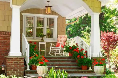 Как украсить крыльцо на даче. Размещение цветов на ступеньках 01