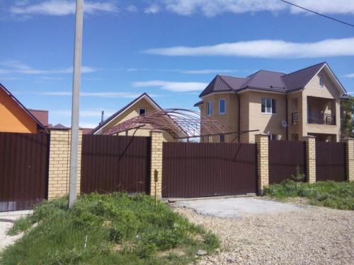 Навес из поликарбоната к дому своими руками. Как построить навес из поликарбоната своими руками — подробная инструкция возведения простых и сложных навесов (90 фото)