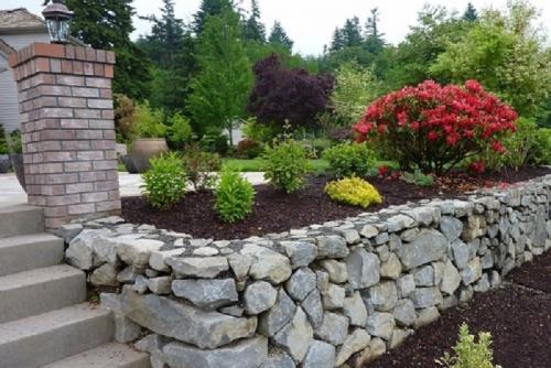 Клумба из валунов. Виды цветников с применением камней