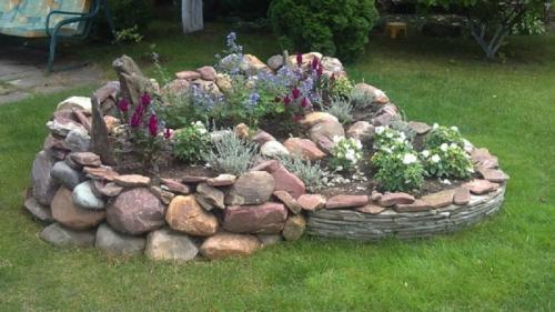 Клумба из валунов. Виды цветников с применением камней