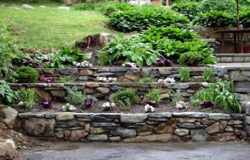 Клумба из валунов. Виды цветников с применением камней