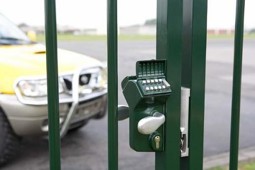 Какие типы замков подходят для уличных калиток из профнастила. Какой замок поставить на калитку из профнастила