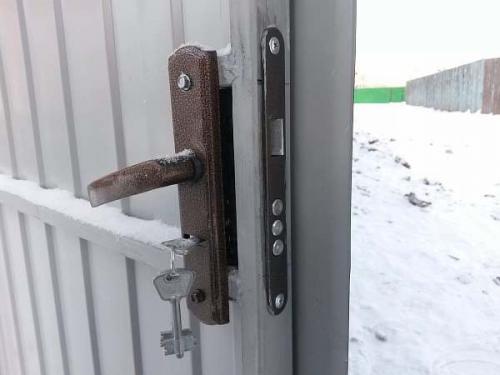 Какие типы замков подходят для уличных калиток из профнастила. Какой замок поставить на калитку из профнастила