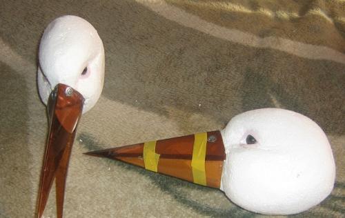 Поделки для дачи аист. Скульптура из пластиковых бутылок и фанеры 06