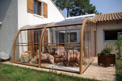 Закрытая веранда к дому своими руками. Варианты пристройки веранды к деревянному дому: фото отличных задумок