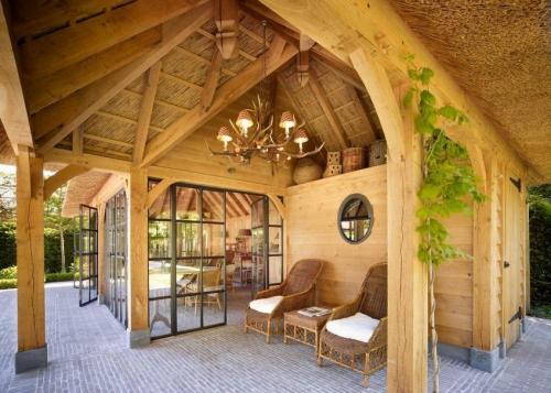 Закрытая веранда к дому своими руками. Варианты пристройки веранды к деревянному дому: фото отличных задумок