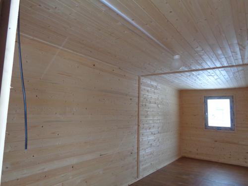 Как красиво отделать бытовку. Отделка оргалитом или ДВП