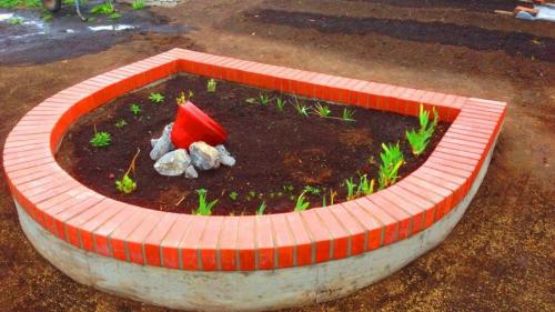 Клумбы из камня и кирпича. Клумбы из кирпича —, как красиво сложить своими руками? 115 фото и советы дизайнеров