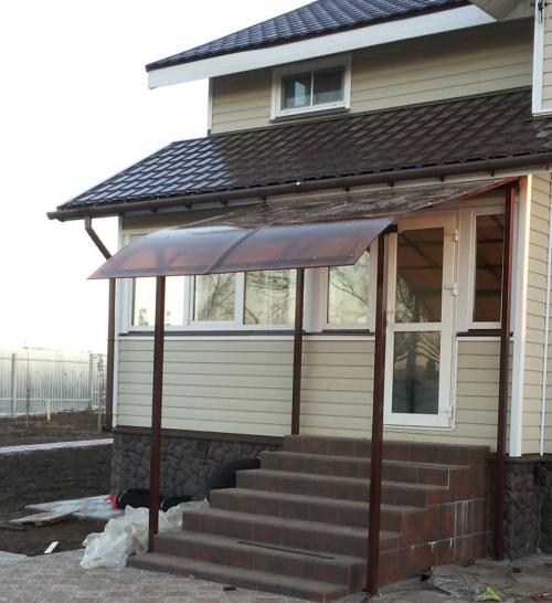 Навес над входной дверью в частном доме. Козырек над крыльцом: основные разновидности и советы по оформлению (75 фото-идей)