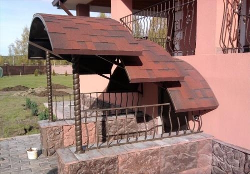 Металлические козырьки над входом. Виды козырьков