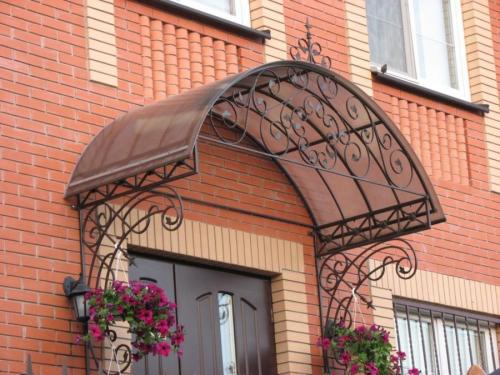 Навес над входной дверью в частном доме. Козырек над крыльцом: основные разновидности и советы по оформлению (75 фото-идей)