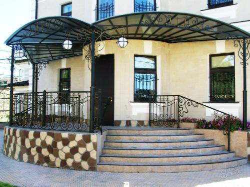 Навес над входной дверью в частном доме. Козырек над крыльцом: основные разновидности и советы по оформлению (75 фото-идей)