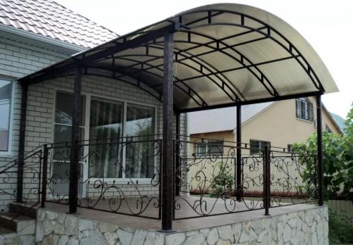 Навес над входной дверью в частном доме. Козырек над крыльцом: основные разновидности и советы по оформлению (75 фото-идей)