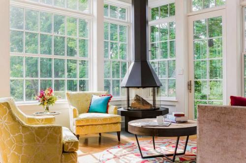 Закрытая веранда к дому своими руками. Варианты пристройки веранды к деревянному дому: фото отличных задумок