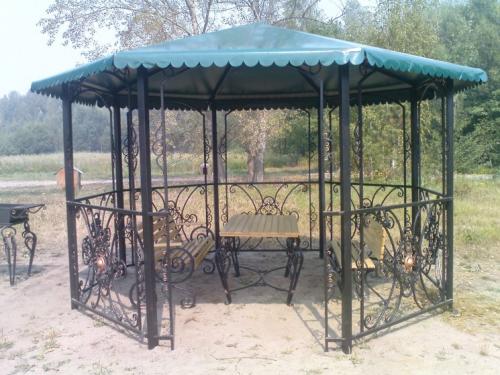 Как выбрать кованую беседку с крышей в соответствии с дизайном участка. Кованые беседки — 150 фото эксклюзивного дизайна. Смотрите обзор лучших кованых беседок для дачи
