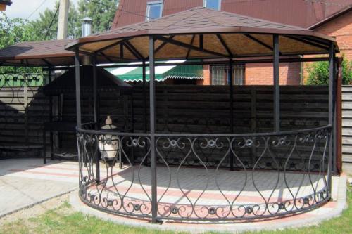 Как выбрать кованую беседку с крышей в соответствии с дизайном участка. Кованые беседки — 150 фото эксклюзивного дизайна. Смотрите обзор лучших кованых беседок для дачи