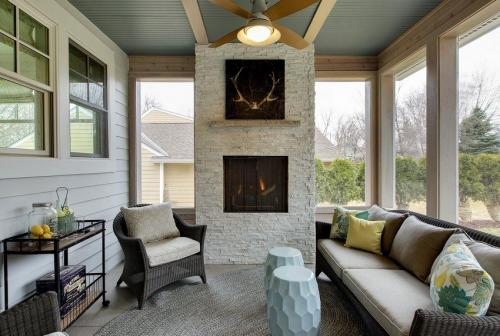 Закрытая веранда к дому своими руками. Варианты пристройки веранды к деревянному дому: фото отличных задумок