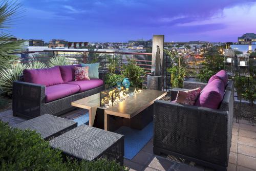 Терраса у дома с крышей. Особенности строительства веранды на крыше 10