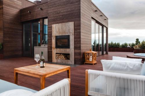 Терраса у дома с крышей. Особенности строительства веранды на крыше 03