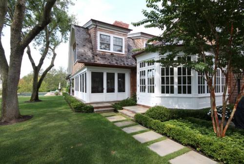 Терраса у дома с крышей. Особенности строительства веранды на крыше 01