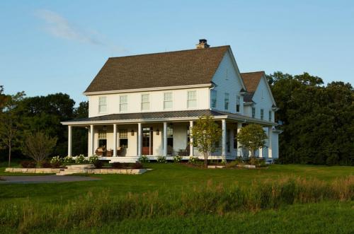 Терраса у дома с крышей. Особенности строительства веранды на крыше 06