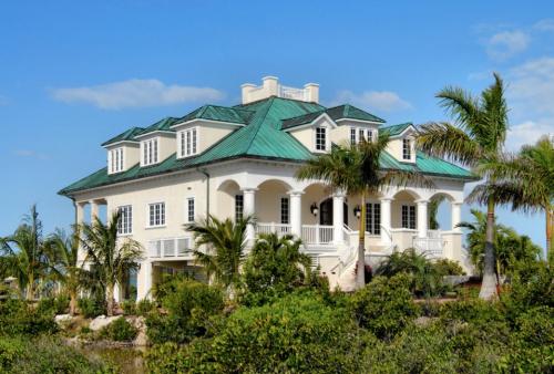 Терраса у дома с крышей. Особенности строительства веранды на крыше 05