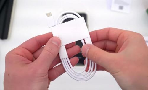 Что входит в комплект поставки, и есть ли дополнительные аксессуары. Чем отличается комплектация смартфонов разных производителей