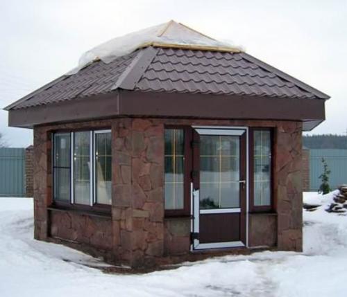 Подходит ли эта беседка для использования в разных сезонах, включая зиму. Какой должна быть зимняя беседка для дачи