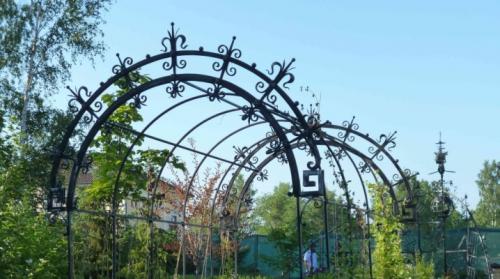 Как выбрать подходящий дизайн металлической арки для сада. Металлические садовые арки в ландшафтном дизайне