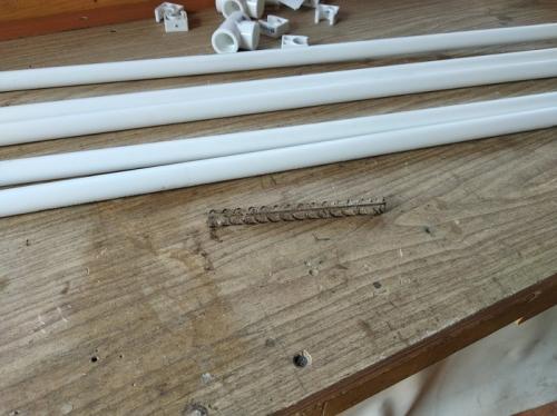 Как защитить садовую арку из пластиковых труб от погодных условий. Подпорки для кустов. Бюджет 100 р.