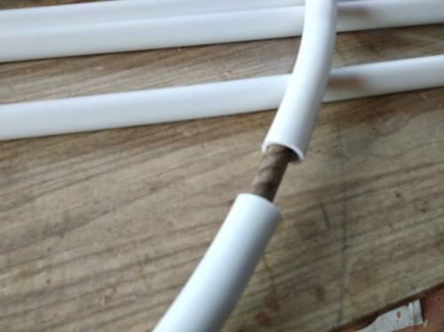 Как защитить садовую арку из пластиковых труб от погодных условий. Подпорки для кустов. Бюджет 100 р.