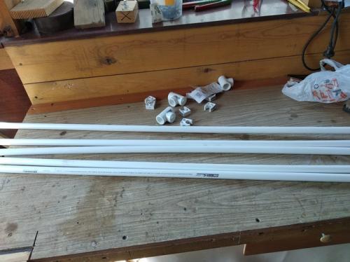 Как защитить садовую арку из пластиковых труб от погодных условий. Подпорки для кустов. Бюджет 100 р.